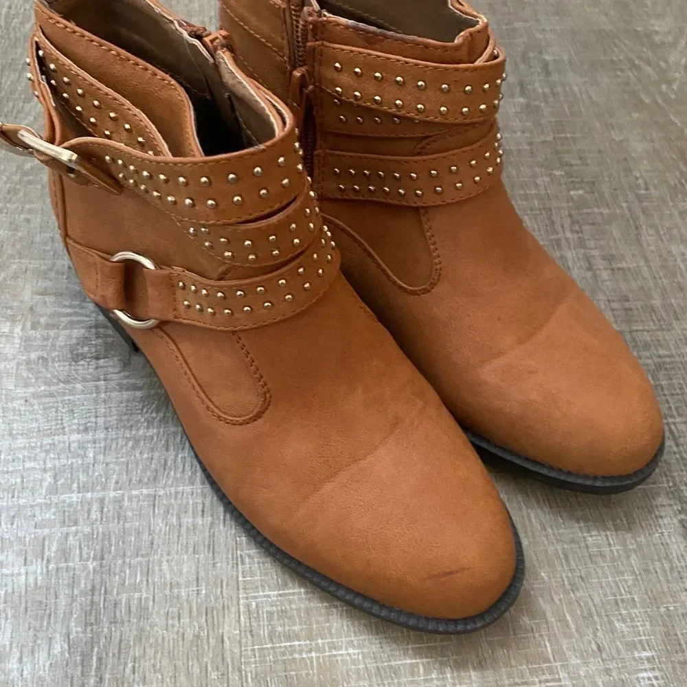 Tan Low Ankle Boots Vegan Faux Leather Women's 6.5 Studs Buckle Western Boho